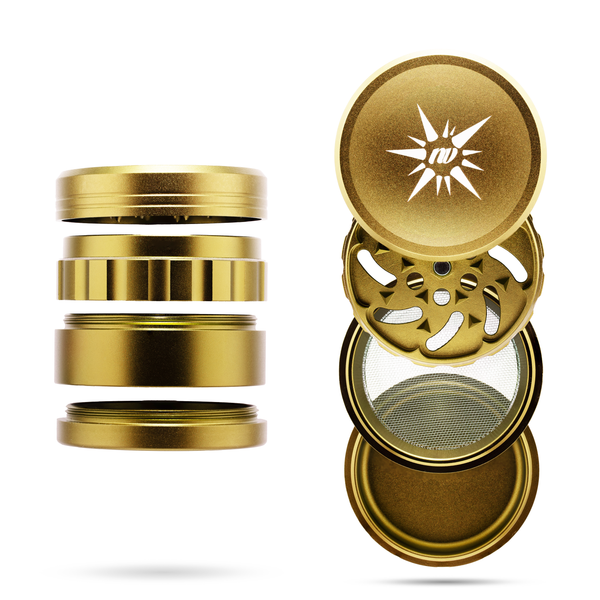 Vierteiliger Grinder aus Aluminium von der Marke NV in der Farbe gold und mit einem Durchmesser von fünfzig Millimeter auf einem weißen Hintergrund.