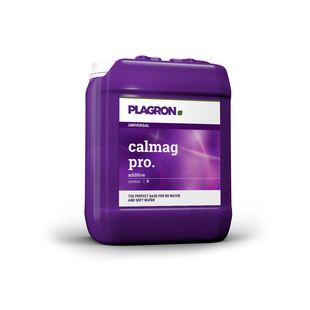 Pflanzenhilfsmittel CalMag Pro von der Marke Plagron in einem fünf Liter Kunststoffbehälter in der Farbe lila und mit einem Etikett versehen vor einem weißen Hintergrund.