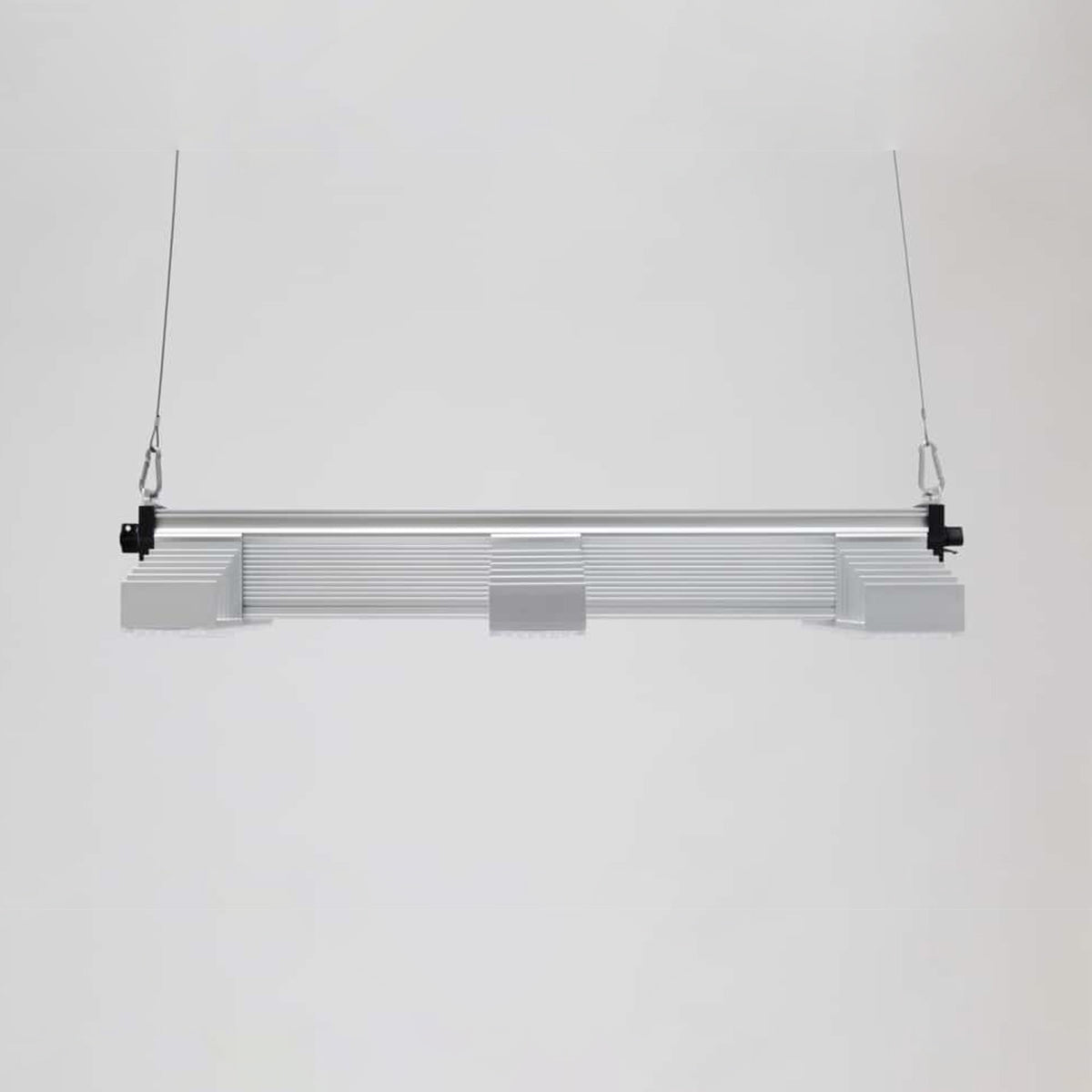 LED Beleuchtung für Pflanzen. Growing Lampe von der Marke SANlight, Modell EVO 3 80 1.5 200 Watt. Das Produkt hat drei Leisten mit integrierten LEDs. Es befindet sich auf einem hellen, einfarbigen Hintergrund.