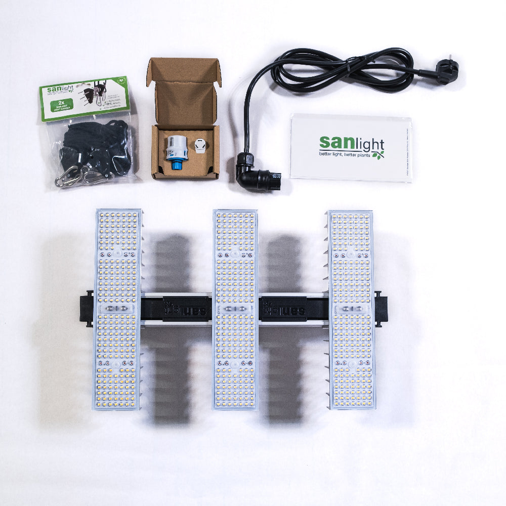 LED Growlampe im Set. Im Set dabei sind die LED Growlampe mit drei länglichen, schmalen Lampen mit integrierten LEDs, ein schwarzes Netzteil, zwei Stück Aufhängungen und ein Dimmer für die Beleuchtung.