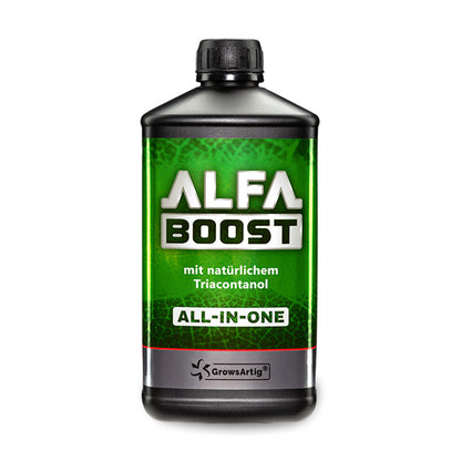 Alfa Boost Pflanzenhilfsmittel von der Marke Growsartig in einer schwarzen Kunststoffflasche mit schwarzem Deckel und grünem Etikett vor einem weißen Hintergrund.