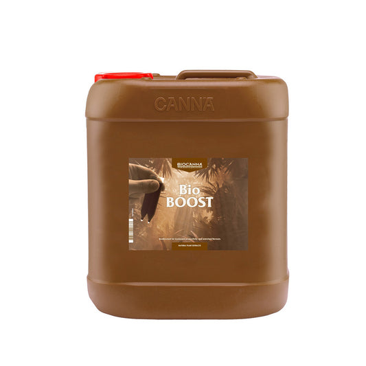 BIOCANNA Bio Boost Bio-Dünger von der Marke BIOCANNA. Das Produkt ist in einem braunen Kunststoffbehälter vor einem weißen Hintergrund.