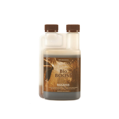 BIOCANNA Bio Boost Bio-Dünger von der Marke BIOCANNA. Das Produkt ist in einem milchig-transparenten Kunststoffbehälter vor einem weißen Hintergrund.