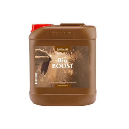 BIOCANNA Bio Boost Bio-Dünger von der Marke BIOCANNA. Das Produkt ist in einem braunen Kunststoffbehälter vor einem weißen Hintergrund.