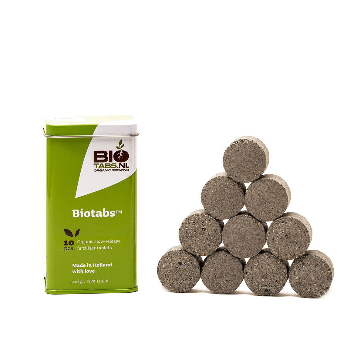 BioTabs Tabletten von der Marke BIO Tabs. Zehn Stück Tablettenneben der rechteckigen Metalldose auf einem weißen Hintergrund.