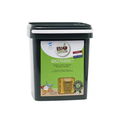 BioTabs Tabletten von der Marke BIO Tabs. Vierhundert Stück Tabletten in einer rechteckigen Kunststoffbox auf einem weißen Hintergrund.