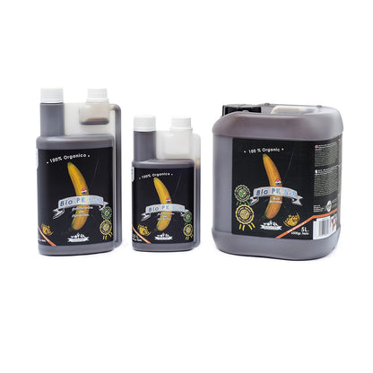 Biotabs Bio PK 5-8 Bio-Dünger von der Marke BIO Tabs. Produkte in drei verschiedenen Mengen und in milchig transparenten Behältern vor einem weißen Hintergrund.