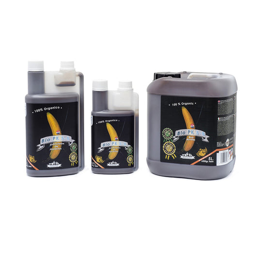 Biotabs Bio PK 5-8 Bio-Dünger von der Marke BIO Tabs. Produkte in drei verschiedenen Mengen und in milchig transparenten Behältern vor einem weißen Hintergrund.