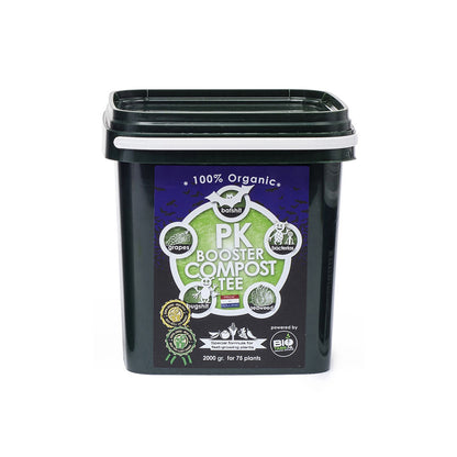 PK Booster Compost Tee von der Marke Bio Tabs in einem zwei Komma fünf Liter Kunststoffbehälter. Auf einem weißen Hintergrund.