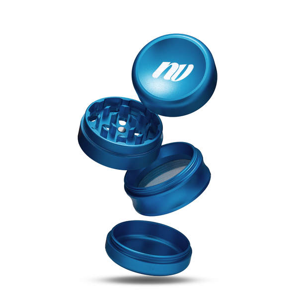 Grinder von der Marke NV, Modell Diamond, vierteilig und 40 Millimeter Durchmesser. In der Farbe blau.