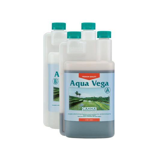 Zwei Flaschen Canna Aqua Vega A+B Hydro-Dünger in milchig transparenten Flaschen mit je zwei grünen Deckeln. Auf einem weißen Hintergrund.