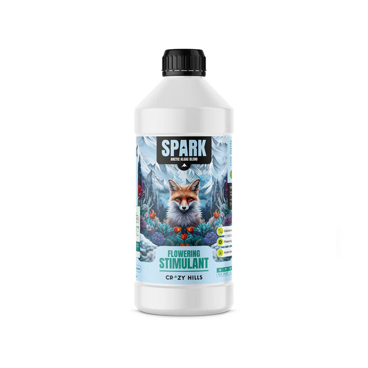 Pflanzenhilfsmittel „Spark“ von der Marke Crazy Hills. Weiße Kunststoffflasche mit buntem Motiv von einem Fuchs in einer Landschaft mit Bergen, schwarzer Deckel, vor einem weißen Hintergrund.