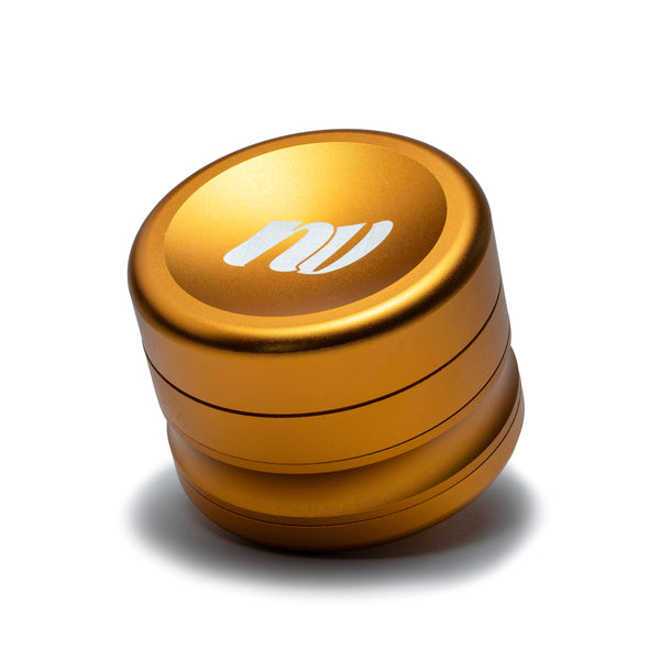 Grinder von der Marke NV, Modell Diamond, vierteilig und 40 Millimeter Durchmesser. In der Farbe gold.