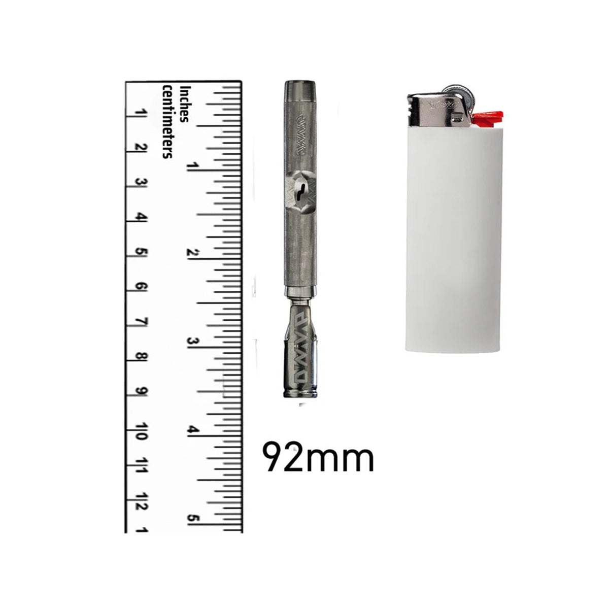 Das Produkt The M7 Vaporizer von DynaVap ist aus Titan und in der Farbe silber-grau. Es steht zwischen einem weißen Feuerzeug und einem durchsichtigen Lineal, um die Größe zu veranschaulichen. Das Produkt befindet sich auf einem weißen Hintergrund.