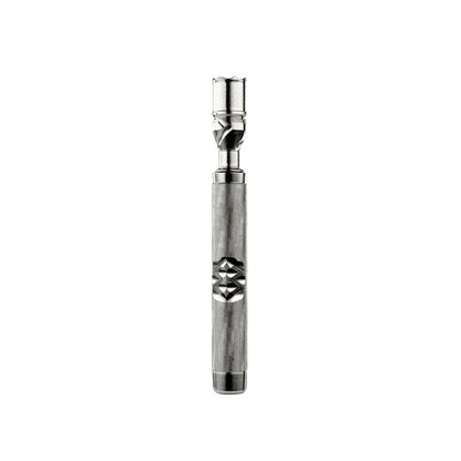 The M7 Vaporizer von DynaVap. Der Verdampfer aus Titan in der Farbe silber-grau steht vertikal auf einem weißen Hintergrund.