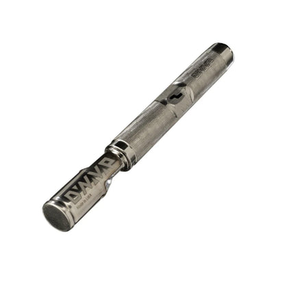 The M7 Vaporizer von DynaVap. Der Verdampfer aus Titan in der Farbe silber-grau liegt quer auf einem weißen Hintergrund.