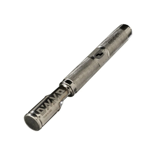 The M7 Vaporizer von DynaVap. Der Verdampfer aus Titan in der Farbe silber-grau liegt quer auf einem weißen Hintergrund.