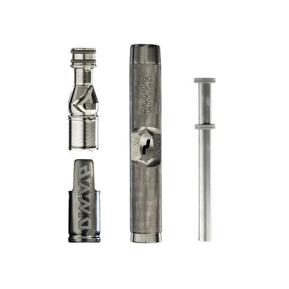 The M7 Vaporizer von DynaVap zerlegt in seine Einzelteile. Das Produkt ist aus Titan und in der Farbe silber-grau und wird auf einem weißen Hintergrund präsentiert.