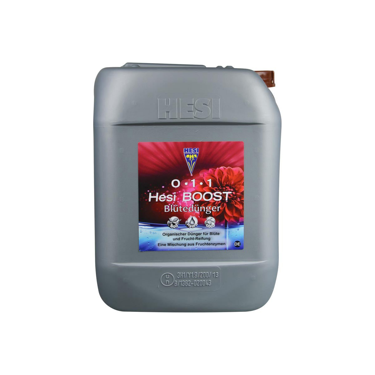 Pflanzenhilfsmittel Boost von der Marke Hesi in einem grauen zehn Liter Kunststoffbehälter mit rotem Etikett und braunem Deckel vor einem einfarbigen, weißen Hintergrund.