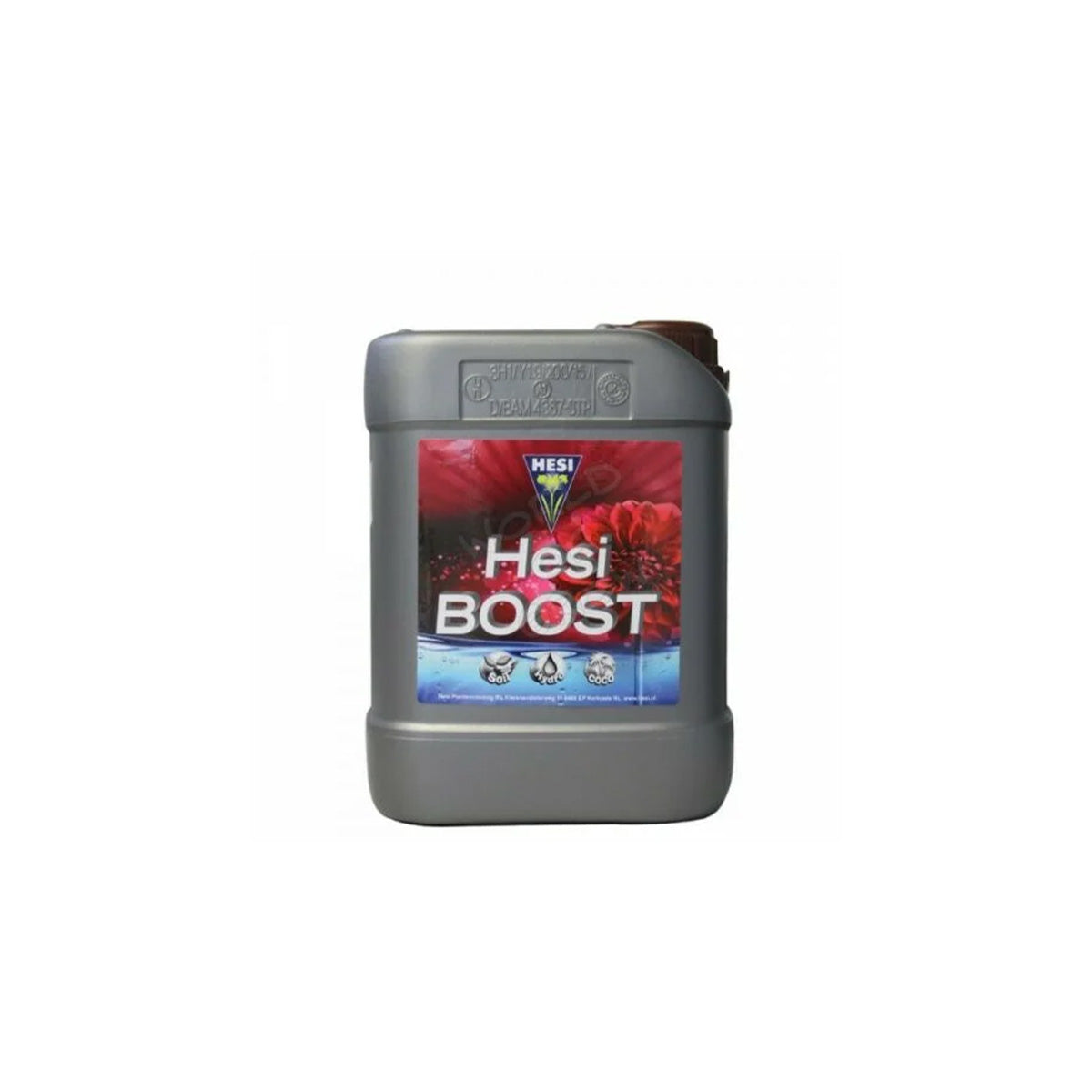 Pflanzenhilfsmittel Boost von der Marke Hesi in einem grauen zwei Komma fünf Liter Kunststoffbehälter mit rotem Etikett und braunem Deckel vor einem einfarbigen, weißen Hintergrund.
