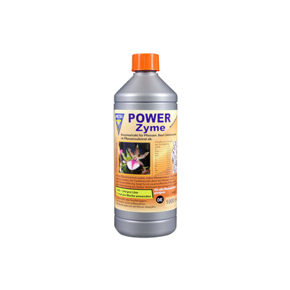 Pflanzenhilfsmittel PowerZyme von der Marke Hesi in einer grauen ein Liter Kunststoffflasche mit Etikett und orangenem Deckel vor einem einfarbigen, weißen Hintergrund.