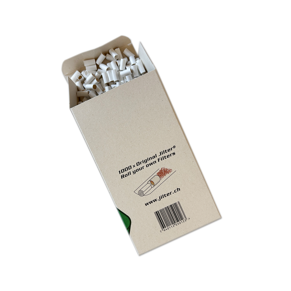 Geöffnete Kartonverpackung von den Eco Filtern der Marke Jilter. Vor dem Karton liegen ein paar der Eco-Filter.