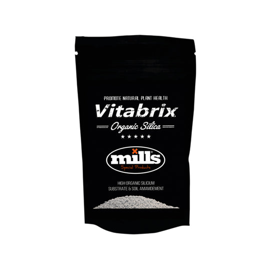 Produkt Vitabrix Pflanzenhilfsmittel von der Marke Mills in einem dreihundert Gramm Päckchen in schwarzer Farbe vor einem weißen Hintergrund.