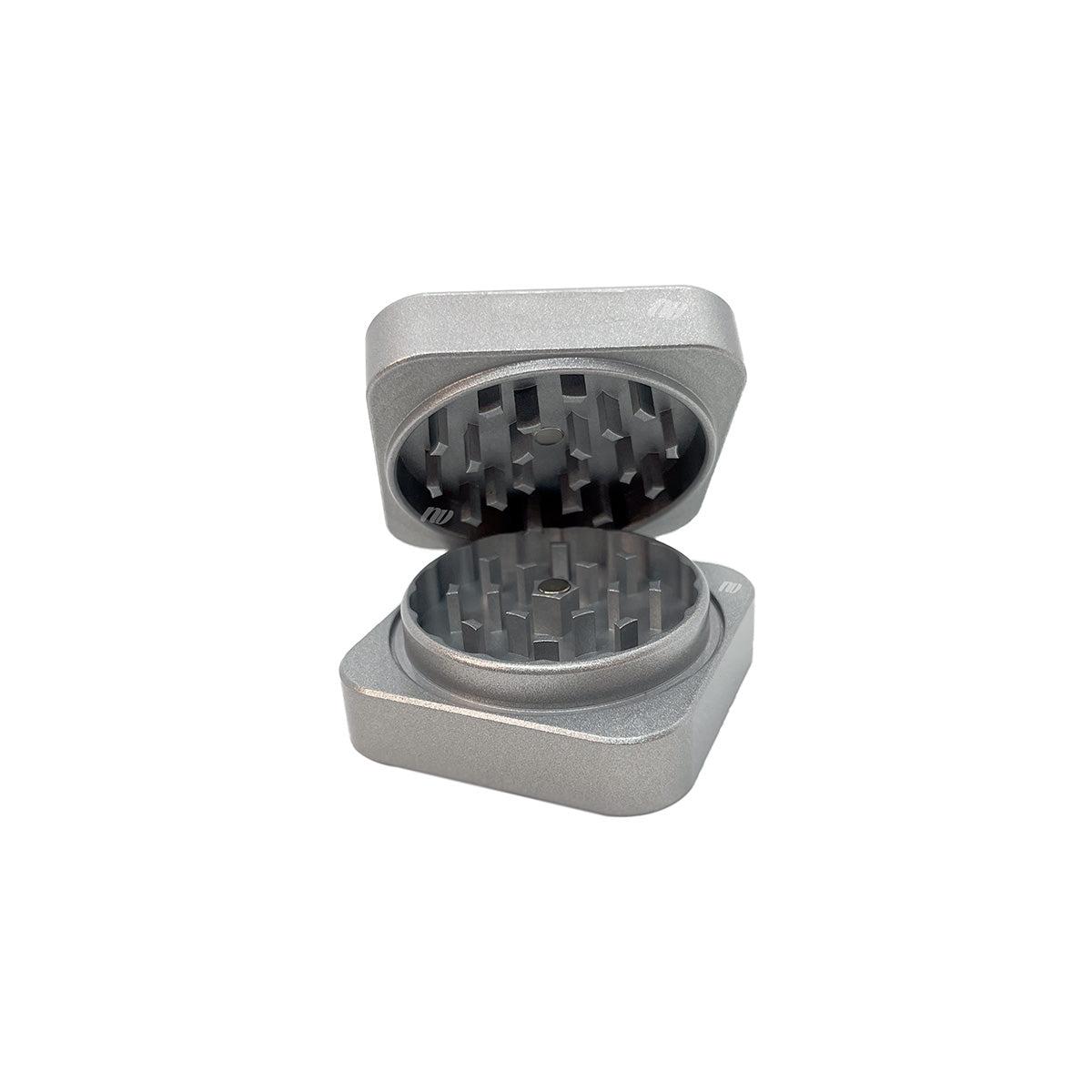 Zweiteiliger Keramik Grinder mit einem Durchmesser von achtundsechzig Millimeter von der Marke NV in der Farbe grau. Quadratische Form, das Teil zum Grinden ist rund. Das Produkt ist vor einem weißen Hintergrund.