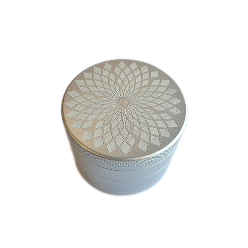 Keramik Grinder mit einem 63 Millimeter Durchmesser von der Marke NV. Die Farbe ist grau, mit einem silbernen Mandalamuster.