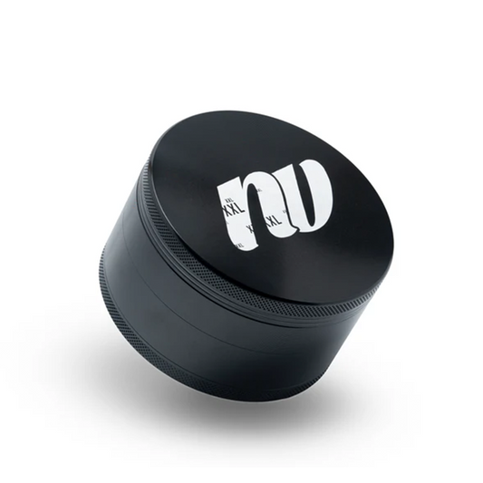 XXL Grinder aus Aluminium von der Marke NV mit einem Durchmesser von 100mm in der Farbe schwarz.