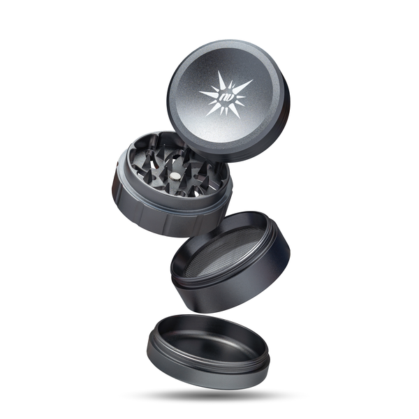 Vierteiliger Grinder aus Aluminium von der Marke NV in der Farbe dunkelgrau und mit einem Durchmesser von fünfzig Millimeter auf einem weißen Hintergrund.