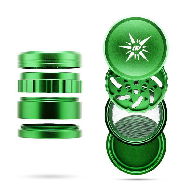 Vierteiliger Grinder aus Aluminium von der Marke NV in der Farbe grün und mit einem Durchmesser von fünfzig Millimeter auf einem weißen Hintergrund.