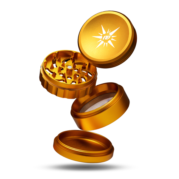 Vierteiliger Grinder aus Aluminium von der Marke NV in der Farbe orange und mit einem Durchmesser von fünfzig Millimeter auf einem weißen Hintergrund.