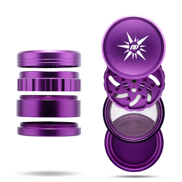 Vierteiliger Grinder aus Aluminium von der Marke NV in der Farbe violett und mit einem Durchmesser von fünfzig Millimeter auf einem weißen Hintergrund.