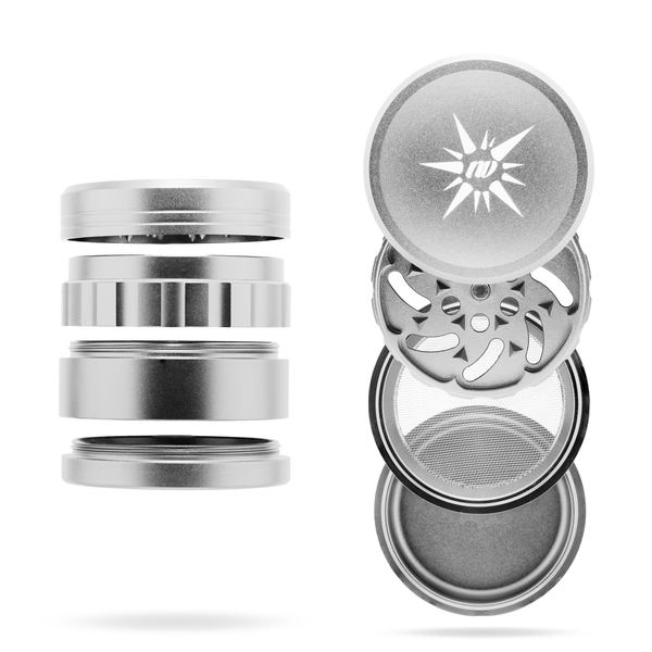 Vierteiliger Grinder aus Aluminium von der Marke NV in der Farbe silber und mit einem Durchmesser von fünfzig Millimeter auf einem weißen Hintergrund.
