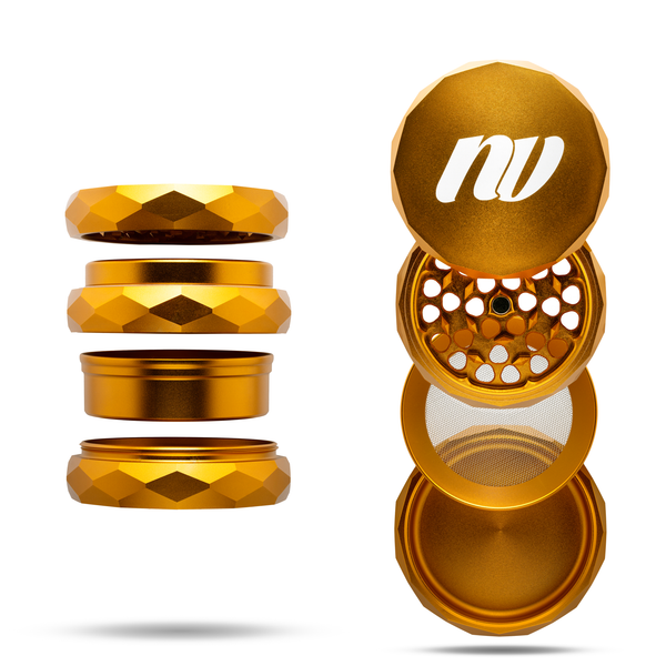 Vierteiliger Grinder mit Pyramid Gewinde und einem Durchmesser von dreiundsechzig Millimeter von der Marke NV. Das Logo ist in weiß und mittig auf dem Grinder, der Grinder hat die Farbe gold und das Produkt ist vor einem weißen Hintergrund.