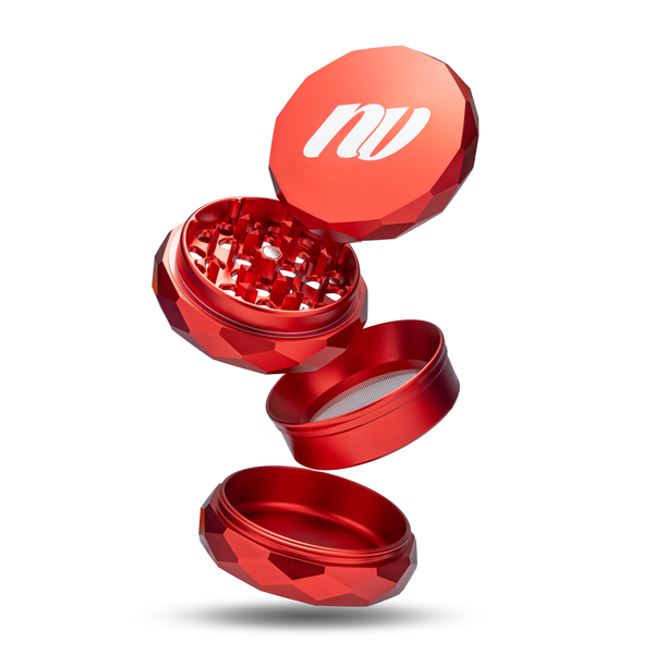 Vierteiliger Grinder mit Pyramid Gewinde und einem Durchmesser von dreiundsechzig Millimeter von der Marke NV. Das Logo ist in weiß und mittig auf dem Grinder, der Grinder hat die Farbe rot und das Produkt ist vor einem weißen Hintergrund.