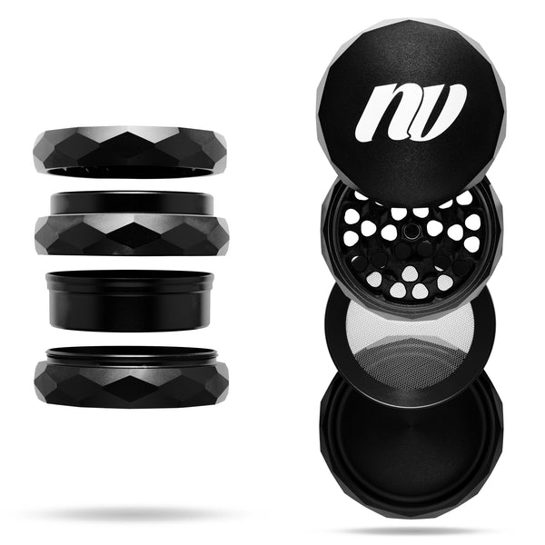 Vierteiliger Grinder mit Pyramid Gewinde und einem Durchmesser von dreiundsechzig Millimeter von der Marke NV. Das Logo ist in weiß und mittig auf dem Grinder, der Grinder hat die Farbe schwarz und das Produkt ist vor einem weißen Hintergrund.