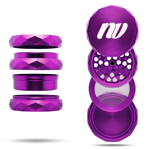 Vierteiliger Grinder mit Pyramid Gewinde und einem Durchmesser von dreiundsechzig Millimeter von der Marke NV. Das Logo ist in weiß und mittig auf dem Grinder, der Grinder hat die Farbe violett und das Produkt ist vor einem weißen Hintergrund.