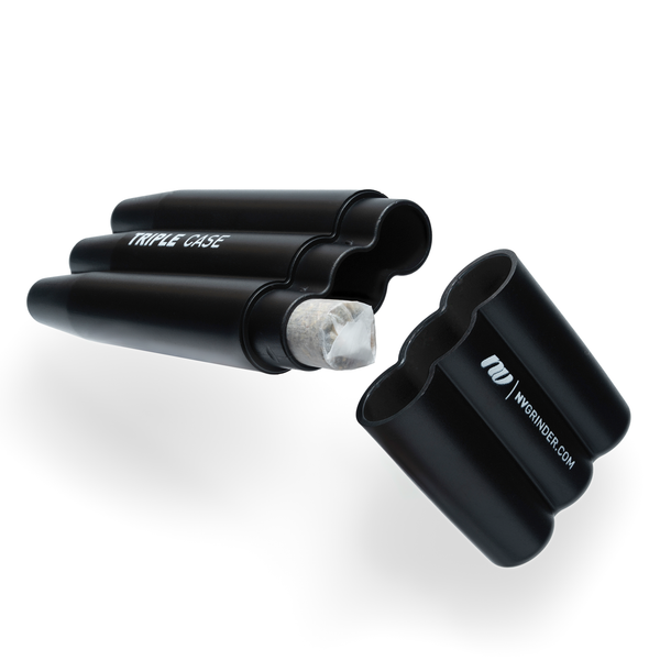 Aufbewahrung für drei vorgedrehte Joints von der Marke NV. Das Modell Triple Case ist in der Farbe schwarz und  bietet Platz für drei gedrehte Zigaretten. Es befindet sich vor einem weißen Hintergrund.