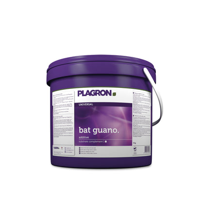 Das Produkt Bat Guano von der Marke Plagron in einem runden lila Kunststoffbehälter vor einem weißen Hintergrund.