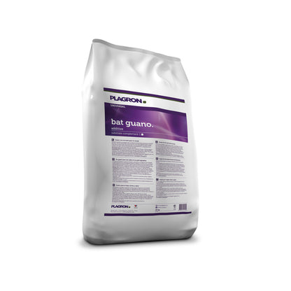 Das Produkt Bat Guano Erde-Dünger von der Marke PLAGRON. Ein weißer Kunststoffsack vor einem weißen Hintergrund.