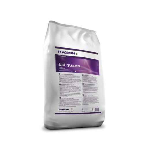 Das Produkt Bat Guano Erde-Dünger von der Marke PLAGRON. Ein weißer Kunststoffsack vor einem weißen Hintergrund.
