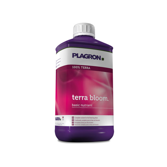 Ein Produktfoto von Terra Bloom von der Marke Plagron. Ein lila Kunststoffbehälter mit einem weißen Deckel, einem Etikett das rund um den Behälter geht vor einem weißen Hintergrund.