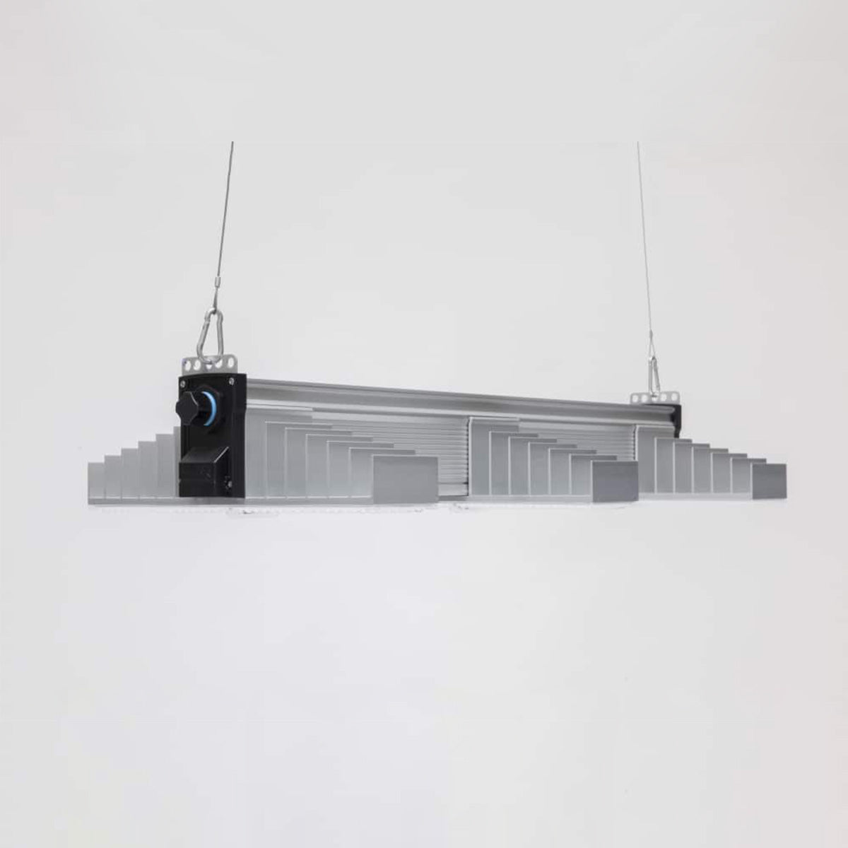 LED Beleuchtung für Pflanzen. Growing Lampe von der Marke SANlight, Modell EVO 3 100 1.5 200 Watt. Das Produkt hat drei Leisten mit integrierten LEDs. Es befindet sich auf einem hellen, einfarbigen Hintergrund.