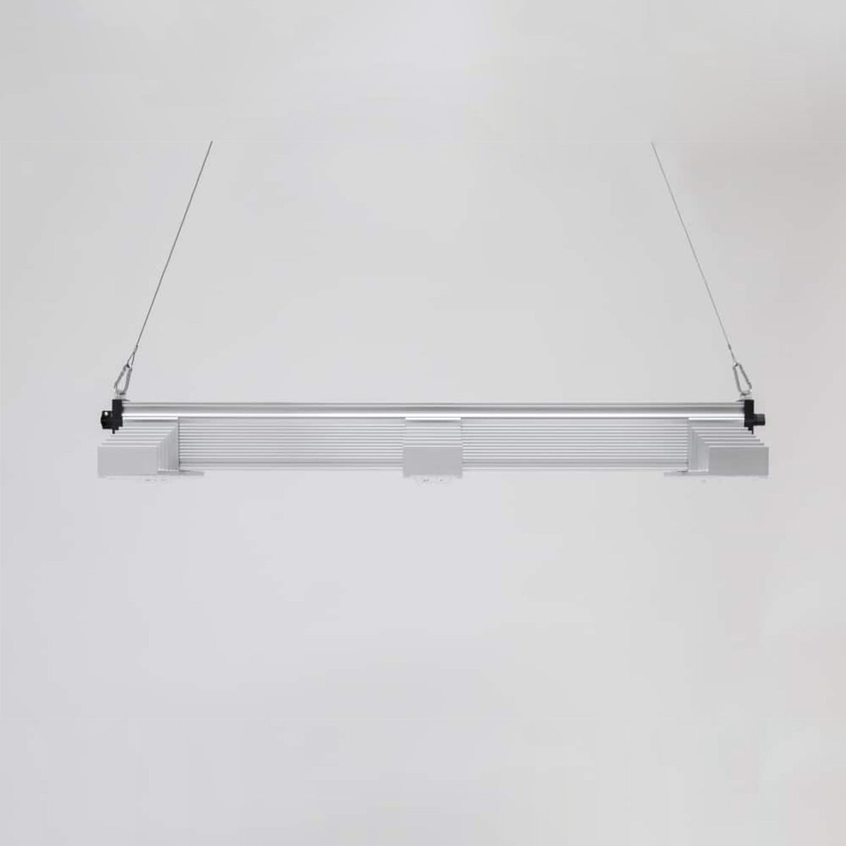 LED Beleuchtung für Pflanzen. Growing Lampe von der Marke SANlight, Modell EVO 3 100 1.5 200 Watt. Das Produkt hat drei Leisten mit integrierten LEDs. Es befindet sich auf einem hellen, einfarbigen Hintergrund.