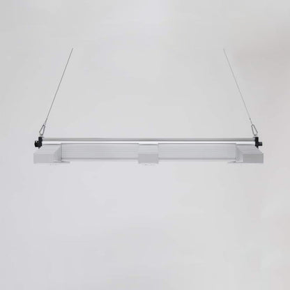 LED Beleuchtung für Pflanzen. Growing Lampe von der Marke SANlight, Modell EVO 3 100 1.5 200 Watt. Das Produkt hat drei Leisten mit integrierten LEDs. Es befindet sich auf einem hellen, einfarbigen Hintergrund.