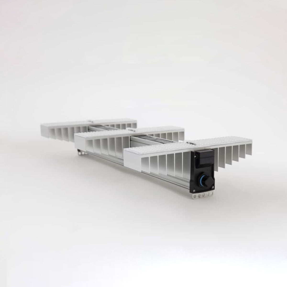 LED Beleuchtung für Pflanzen. Growing Lampe von der Marke SANlight, Modell EVO 3 80 1.5 200 Watt. Das Produkt hat drei Leisten mit integrierten LEDs. Es befindet sich auf einem hellen, einfarbigen Hintergrund.