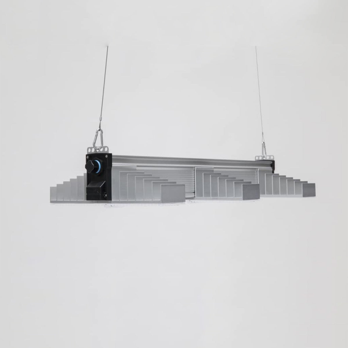 LED Beleuchtung für Pflanzen. Growing Lampe von der Marke SANlight, Modell EVO 3 80 1.5 200 Watt. Das Produkt hat drei Leisten mit integrierten LEDs. Es befindet sich auf einem hellen, einfarbigen Hintergrund.