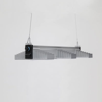 LED Beleuchtung für Pflanzen. Growing Lampe von der Marke SANlight, Modell EVO 3 80 1.5 200 Watt. Das Produkt hat drei Leisten mit integrierten LEDs. Es befindet sich auf einem hellen, einfarbigen Hintergrund.